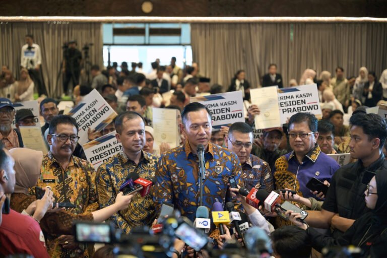 Pemerintah Serahkan 1.120 SHM Tanah kepada Transmigran di Sukabumi