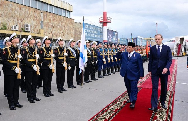 Presiden Prabowo Tiba di St. Petersburg Disambut Hangat Diaspora Indonesa, Siap Bertemu Putin