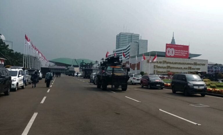 Hujan Deras di Gedung DPR Demonstran Perlahan Membubarkan Diri
