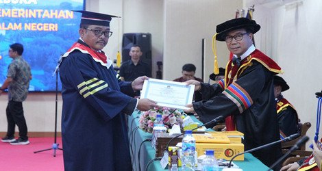 DPD RI Tingkatkan Kesiapan Transformasi Digital Melalui Penguatan SDM, Tata Kelola, dan Infrastruktur Deputi Administrasi Sekretariat Jenderal DPD RI Lalu Niqman Zahir, meraih gelar Doktor Ilmu Pemerintahan pada IPDN yang digelar di Ruang Sidang Pascasarjana IPDN, Jakarta, Kamis (31 Juli 2025) (Foto: Istimewa)