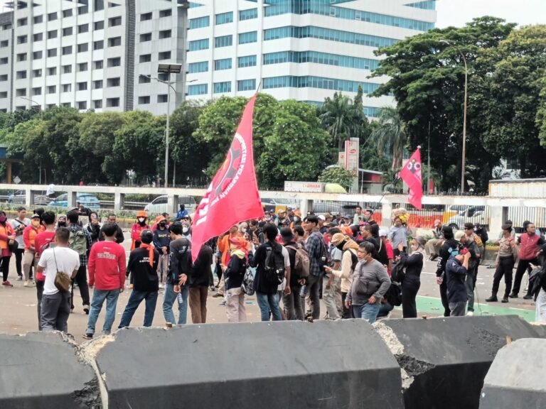 Buruh Gelar Demo Damai di Gedung DPR