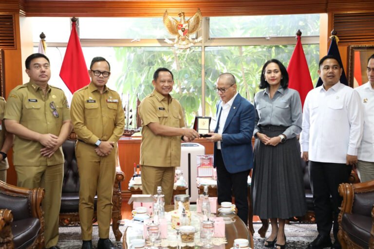 Terima Menteri P2MI, Mendagri Sebut Perlu Desain Besar dalam Pelindungan Pekerja Migran Indonesia