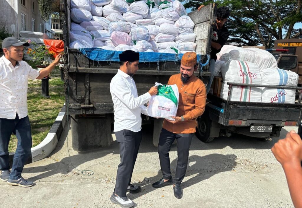 Senator Azhari Cage Salurkan Bantuan Kemensos ke Aceh Timur
