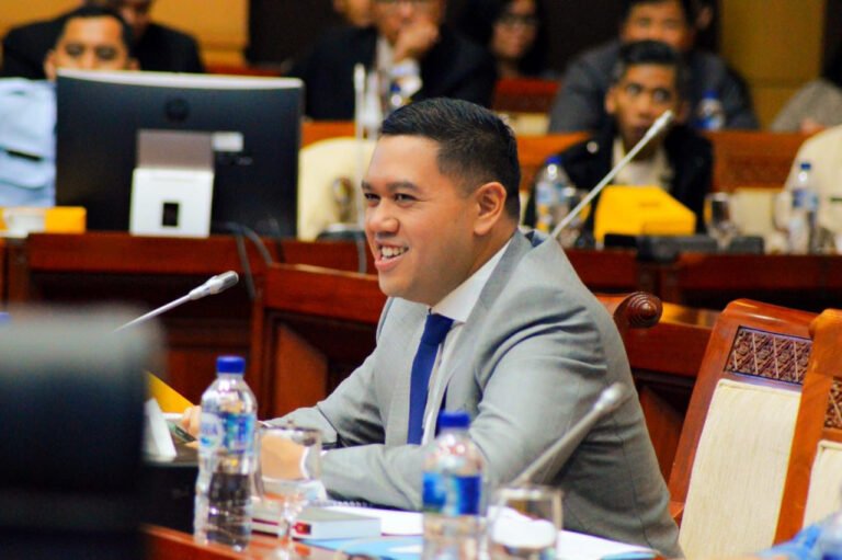 Komisi I DPR Sebut Permen Pembatasan Anak Pakai Medsos Dipayungi UU ITE