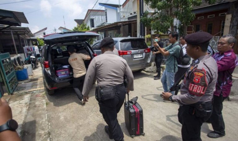 KPK Geledah Rumah Ono Surono di Bandung-Indramayu, Sita Uang Ratusan Juta dan Bawa Dua Kopor