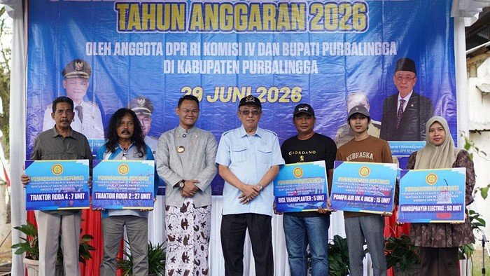 Darori Serahkan Bantuan Alsintan-Sarana Perikanan ke Petani Purbalingga