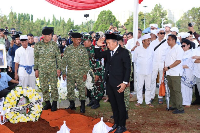 Rachmat Gobel Dimakamkan di TMP Kalibata, Saan Mustopa Pimpin Penghormatan Terakhir