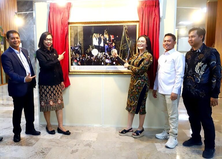 Momen Dasco di Mobil Komando Terima Aspirasi Langsung Demonstran Jadi Foto Utama Pameran Foto Warna-warni Parlemen 2026