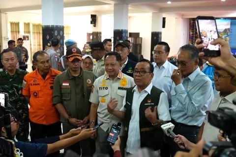 HUT Ke-81 RI Sejumlah Menteri Merayakan Bersama Warga Terdampak Gempa Di NTT