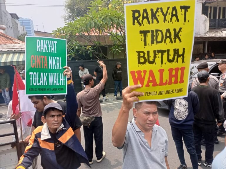 Dituding Antek Asing, Ratusan Massa Geruduk Kantor WALHI