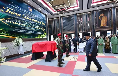 Prabowo Beri Penghormatan Kepada Mantan Atasannya aelJend TNI Purn. Alm Subagyo HS