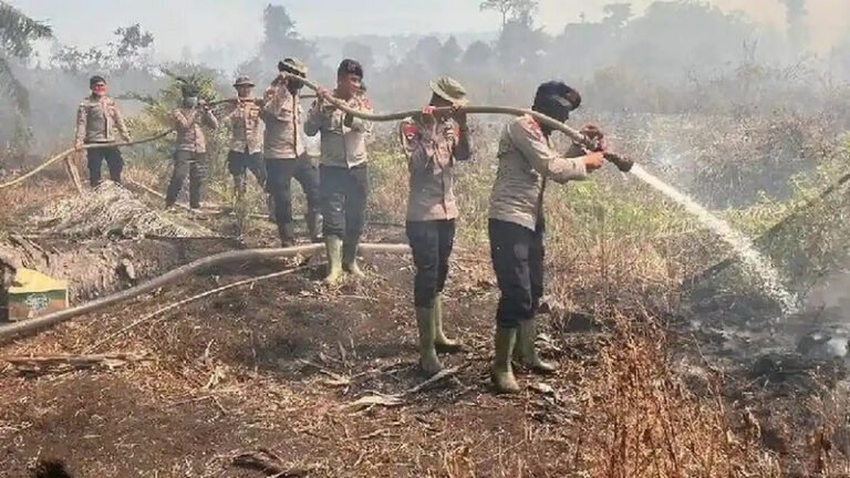 Polri Kerahkan Brimob dari Berbagai Daerah Bantu Padamkan Karhutla