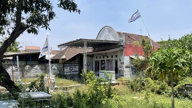 TNI Turunkan Bendera Israel Di Rumah Warga Lamongan